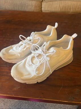 Nike White Athletic Sneakers - Lightweight Everyday Shoes (Fits Women’s 8)
